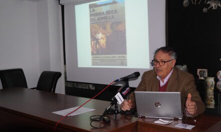 Cayetano Herrero contabiliza el rico patrimonio de piedra seca en Jumilla