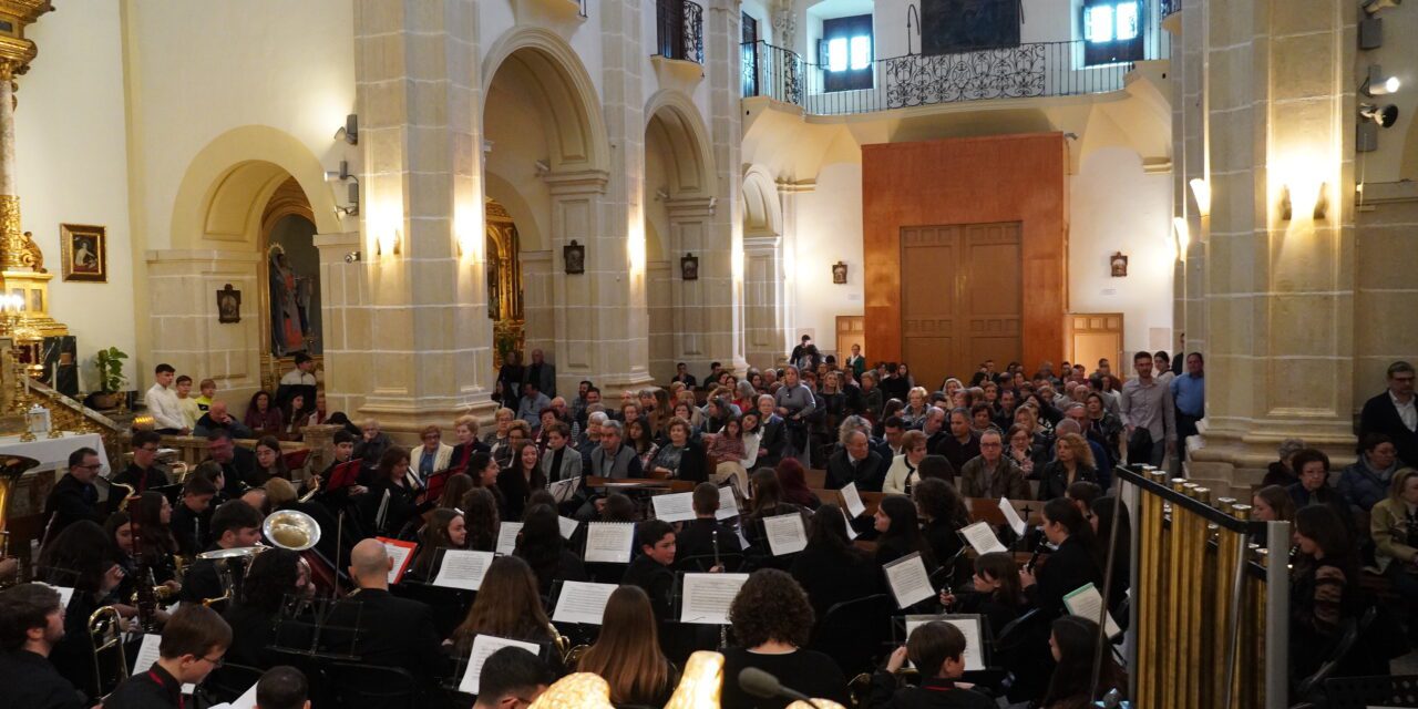 El concierto solidario de “La Salud” abarrota la iglesia de El Salvador