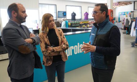 El responsable de Emprendimiento del PP regional se interesa por el trabajo de la empresa jumillana Prolaboral