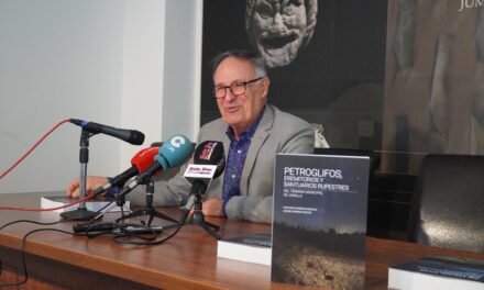 Cayetano Herrero presenta el libro de los petroglifos descubiertos en Jumilla