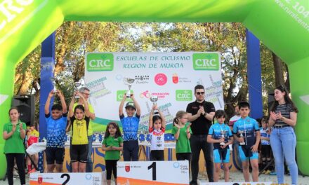 Los ciclistas de la escuela se esparcen en el l Trofeo de San José de la Vega