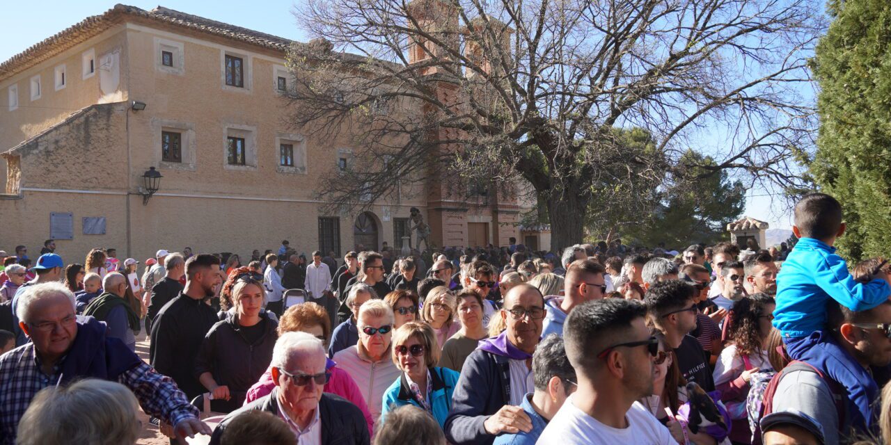 El Cristo Amarrado pasa por calles del barrio de San Antón en su bajada a Jumilla