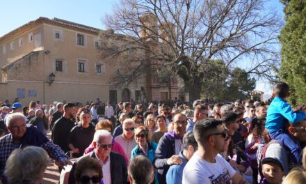 El Cristo Amarrado pasa por calles del barrio de San Antón en su bajada a Jumilla