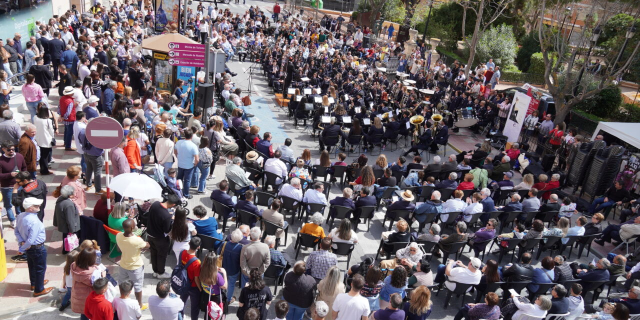 Multitudinario y lucido concierto en la mañana de Jueves Santo en la Plaza de la Glorieta