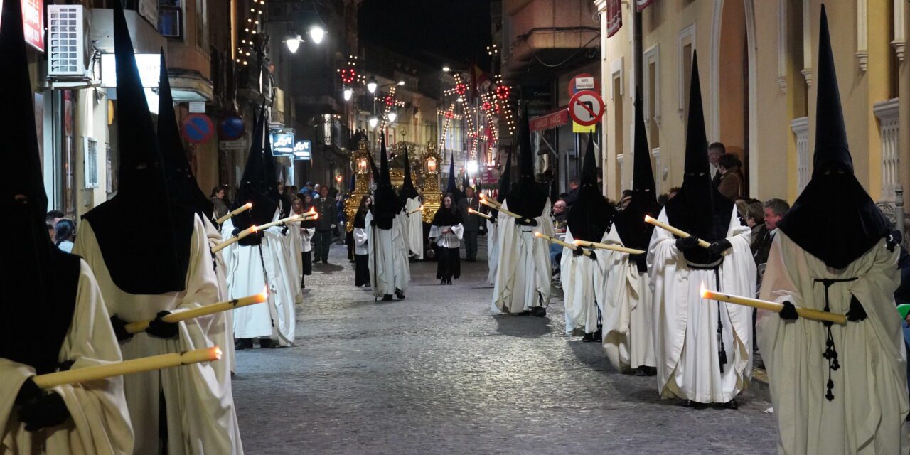 El recogimiento y la seriedad dominan la Procesión del Santo Entierro