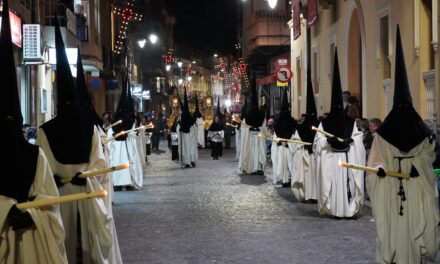 El recogimiento y la seriedad dominan la Procesión del Santo Entierro