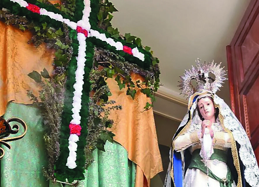 La Cofradía Jesús ante Herodes expone una Cruz de Mayo en el Convento de San José este domingo