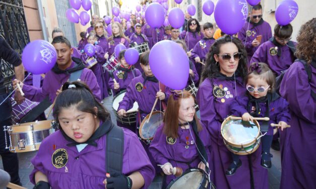 Los tamborileros más pequeños ‘redoblan palillos’ contra el hambre