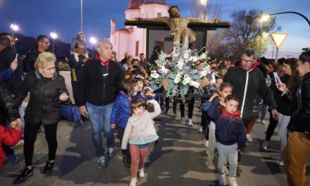 El Cristo de la Reja baja de Santa Ana a hombros de los más pequeños