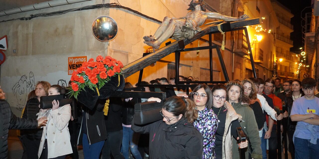 Hermanos y devotos trasladan al Cristo de la Sed desde Santiago