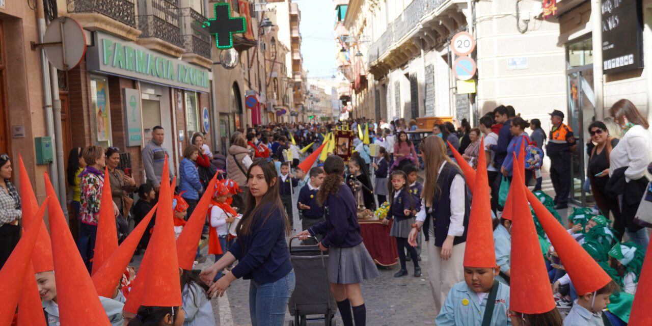 La procesión del Santa Ana llena de diversión, color y alegría la calle principal