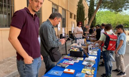 El IES Arzobispo Lozano celebra un mercadillo al estilo ‘feria del libro’