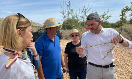 El consejero de Agricultura, Antonio Luengo, vuelve a reclamar en Jumilla el riego de socorro para los cultivos