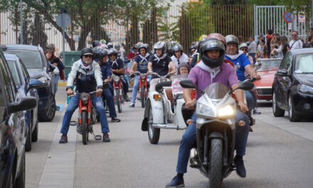 Medio centenar de motos antiguas participan en la concentración del Barrio de San Fermín