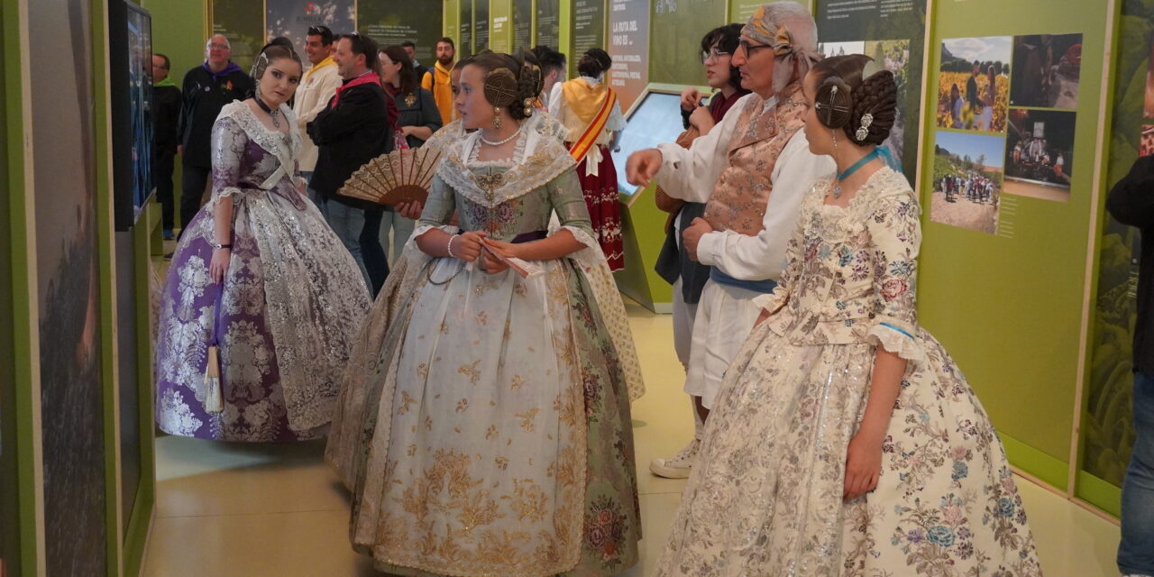 Las candidatas a fallera de la ciudad de Denia visitan Jumilla a través de la Federación de Peñas