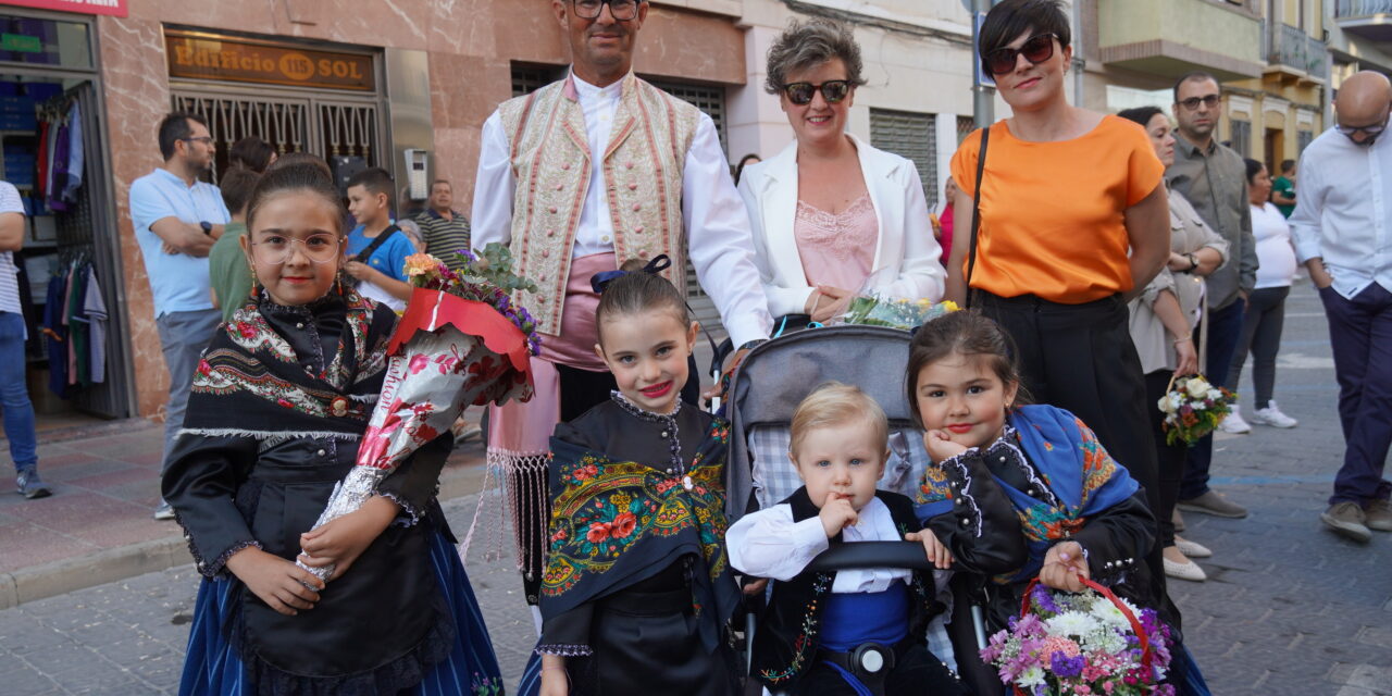 La Ofrenda al Cristo destaca por la participación de decenas de niños y niñas ataviados con el traje típico