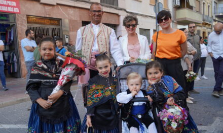 La Ofrenda al Cristo destaca por la participación de decenas de niños y niñas ataviados con el traje típico