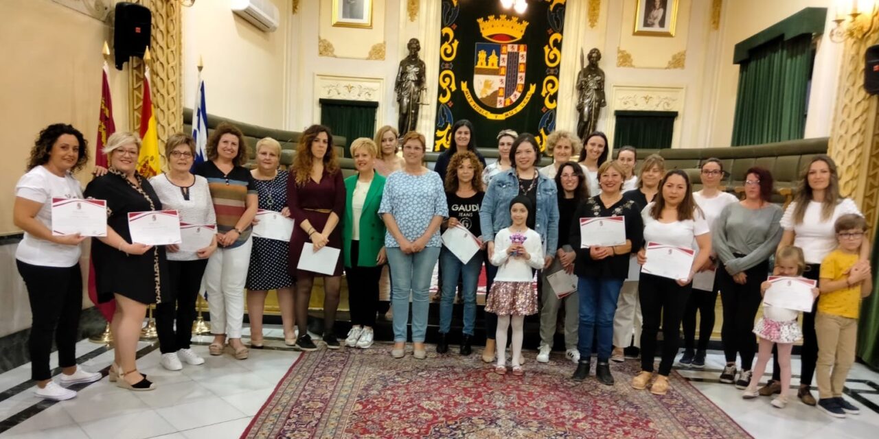 Una treintena de mujeres participan en el curso de defensa personal del CAVI