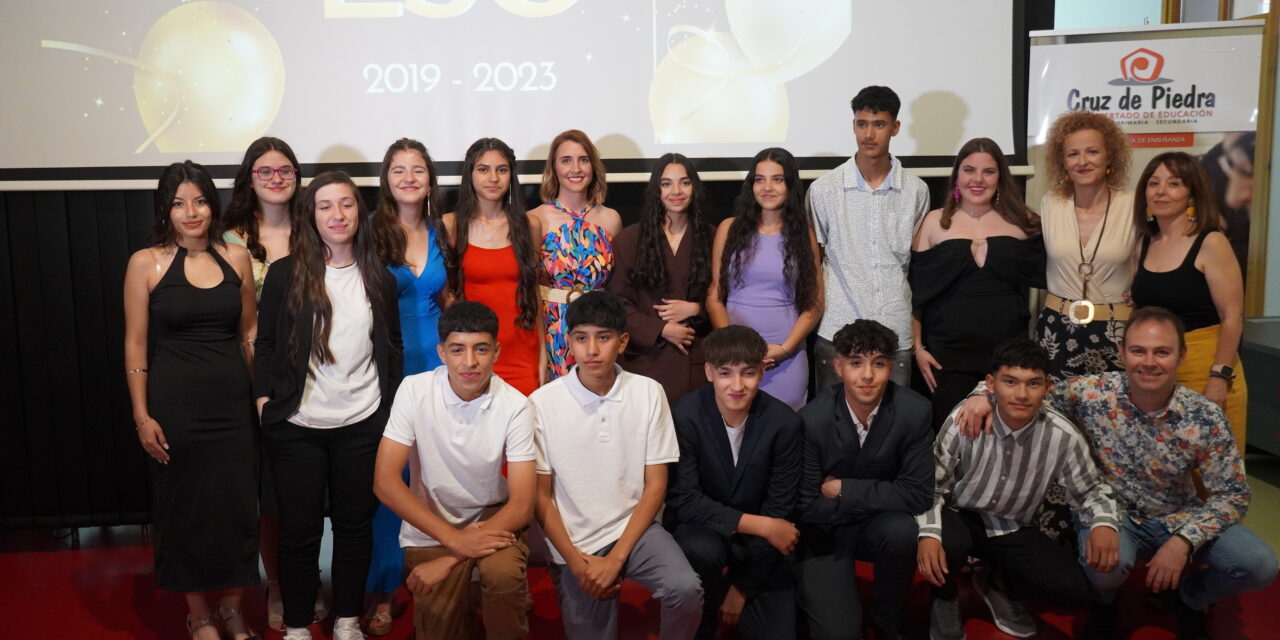 Los alumnos de 4º de ESO y de 6º del colegio Cruz de Piedra reciben sus orlas