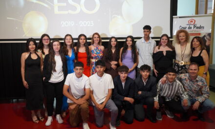 Los alumnos de 4º de ESO y de 6º del colegio Cruz de Piedra reciben sus orlas