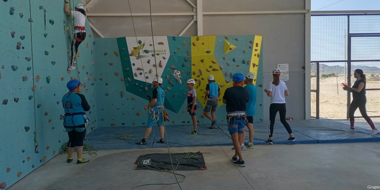 Los usuarios de ASTRADE practican escalada en el Rocódromo Municipal