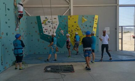 Los usuarios de ASTRADE practican escalada en el Rocódromo Municipal