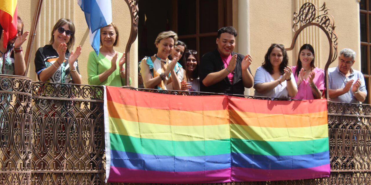 Jumilla conmemora el Día del Orgullo LGTBI colocando la bandera arcoíris