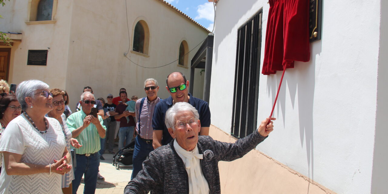 Doña Anita recibe un homenaje de los vecinos de Las Encebras