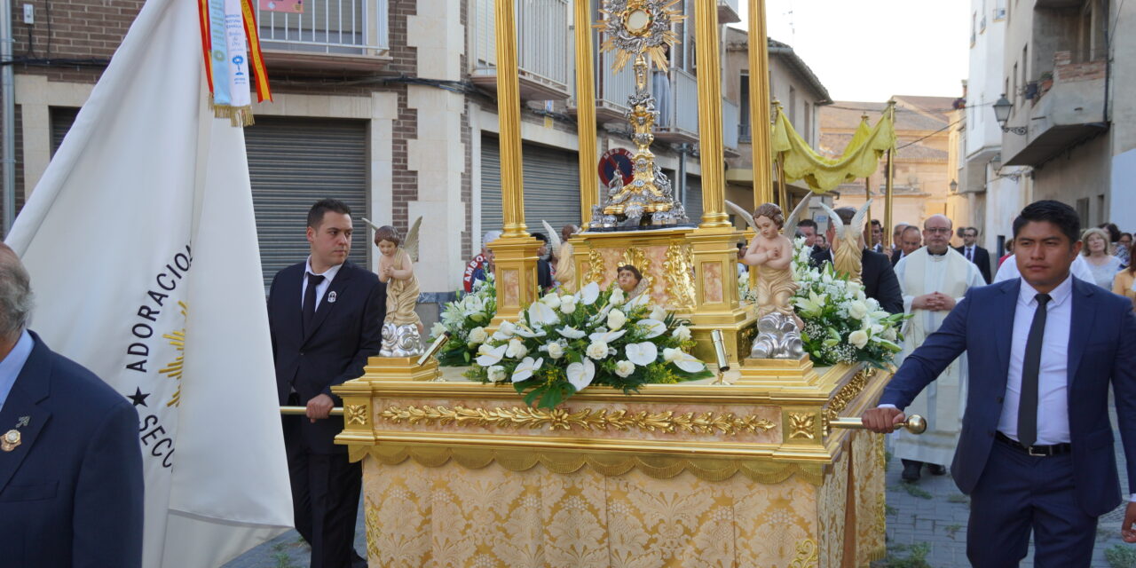 Esplendorosa procesión del Corpus Christi con numerosa participación de niños y niñas y colectivos