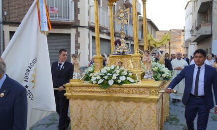 Esplendorosa procesión del Corpus Christi con numerosa participación de niños y niñas y colectivos