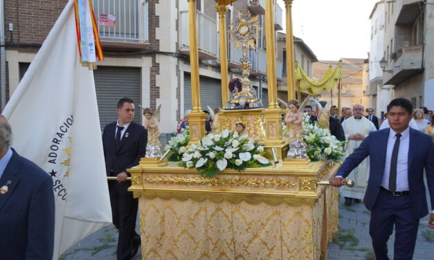Esplendorosa procesión del Corpus Christi con numerosa participación de niños y niñas y colectivos