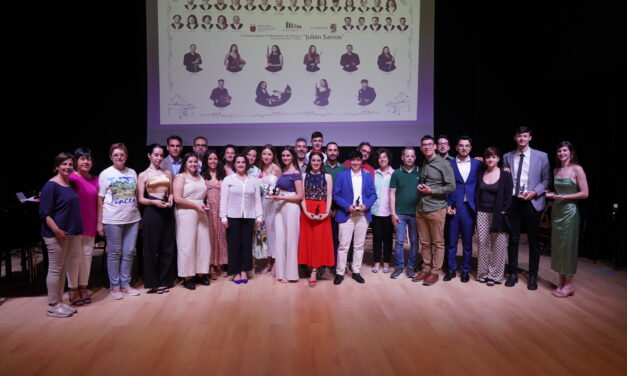 Los alumnos de la Escuela y los de Enseñanzas Profesionales se gradúan