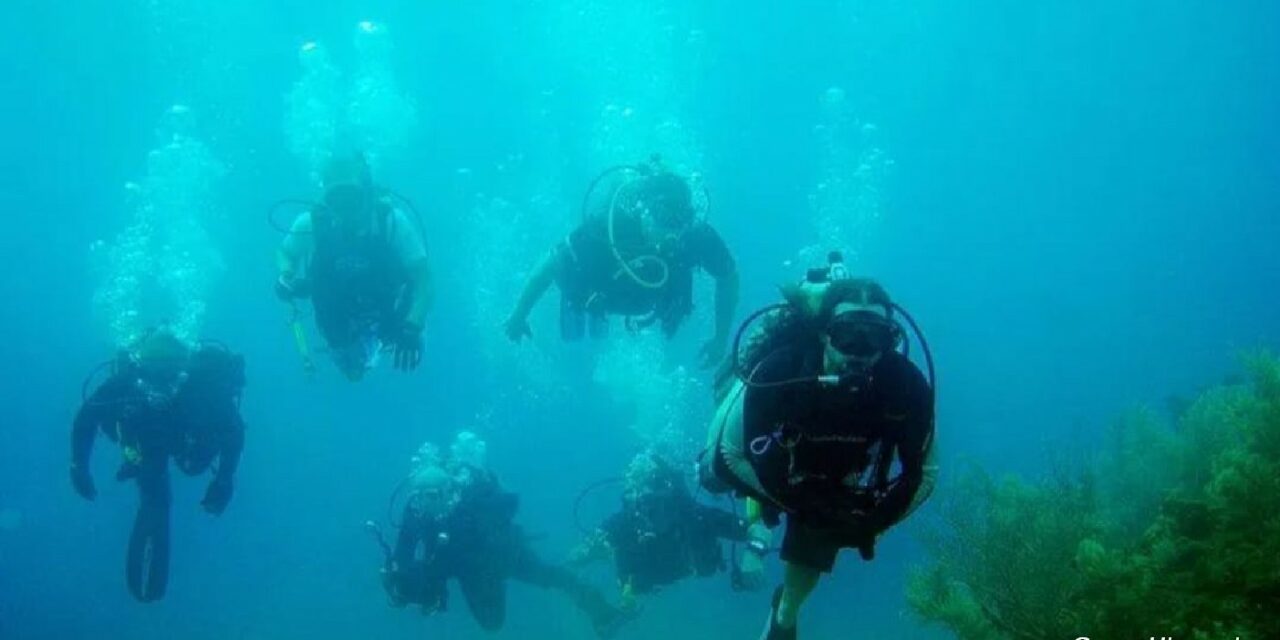 El Hinneni lleva a cabo un día de bautismo de buceo con 10 socios en Cala Cortina