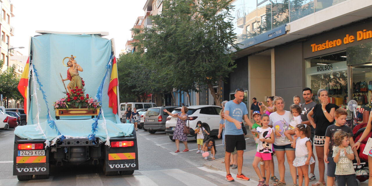 Los conductores de San Cristóbal celebran a su patrón con un desfile de alegría, regalos y bocinazos