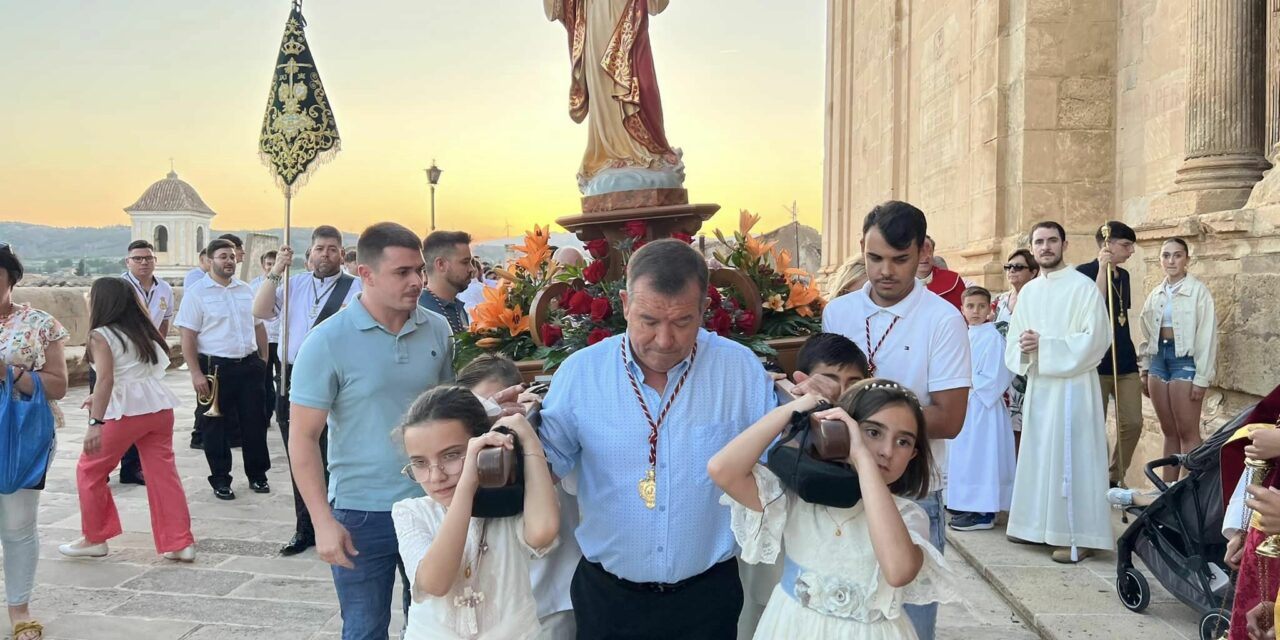 Los niños de Primera Comunión, en la procesión de San Pedro