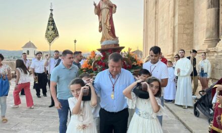 Los niños de Primera Comunión, en la procesión de San Pedro