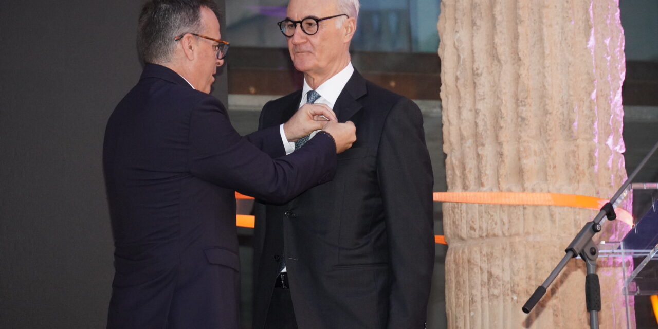 El doctor Pedro Luis Ripoll recibe la Insignia de la Ruta en su pueblo natal, Jumilla