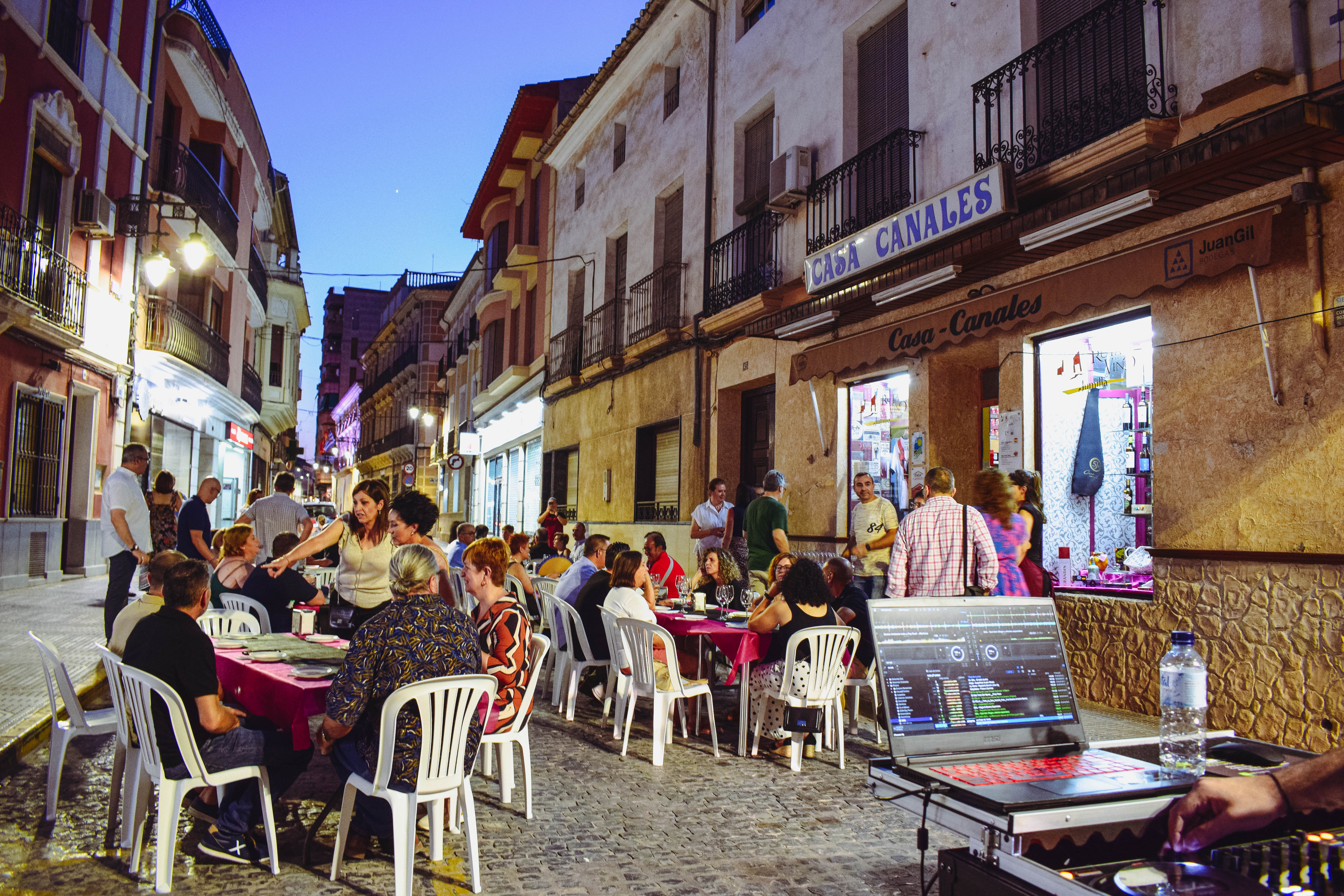 Casa Canales saca las catas a la calle al calor de los amigos