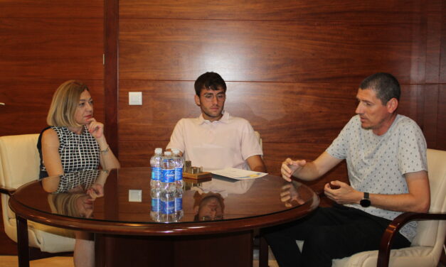 Diego Simón es recibido en el Ayuntamiento antes de su viaje al Swedish Master de pádel