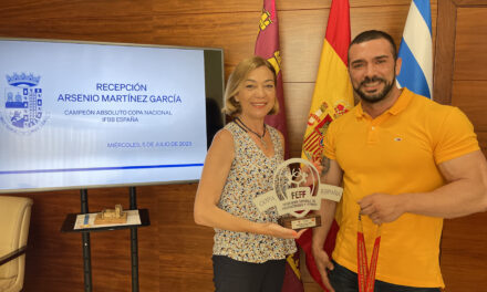 Arsenio Martínez comparte su medalla de oro como Campeón de Fisioculturismo con la alcaldesa