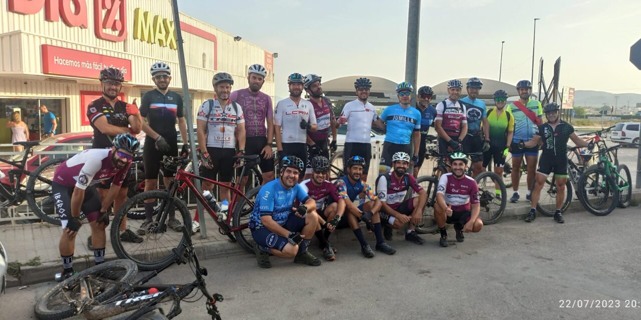 Veinte ciclistas del Íberos realizan una nocturna en la Sierra del Carche