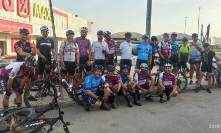 Veinte ciclistas del Íberos realizan una nocturna en la Sierra del Carche