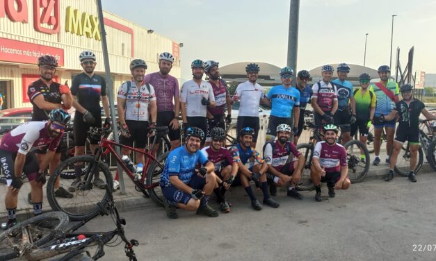 Veinte ciclistas del Íberos realizan una nocturna en la Sierra del Carche
