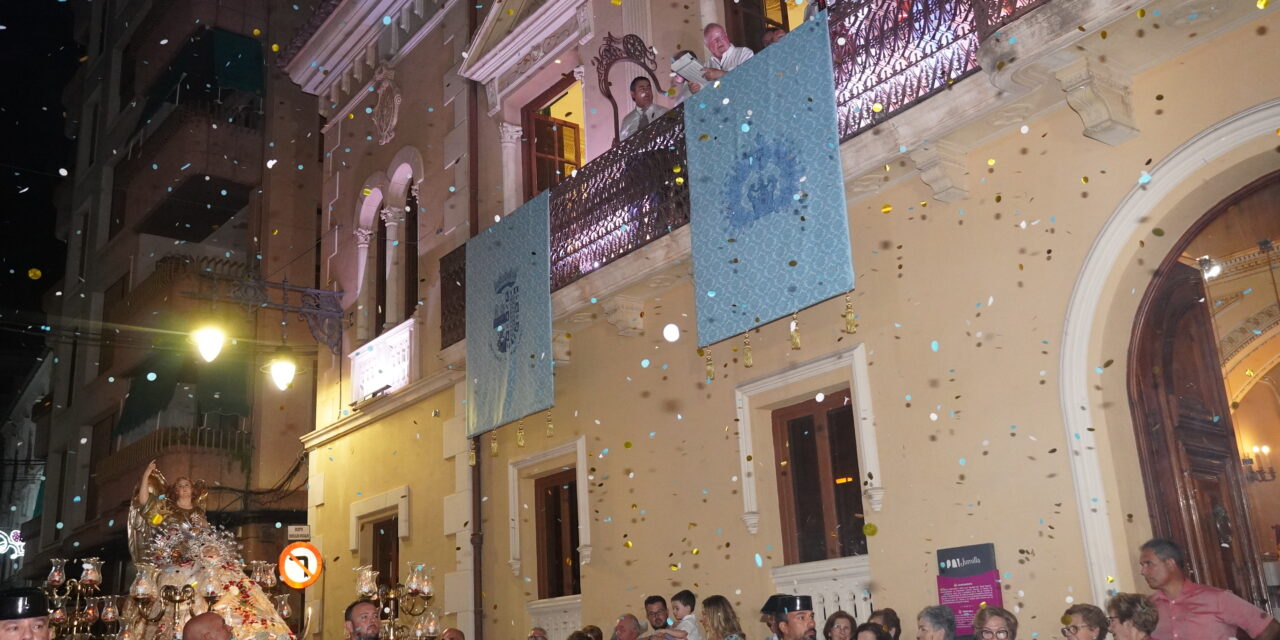 La Virgen de la Asunción procesiona entre la multitud, pétalos y cánticos