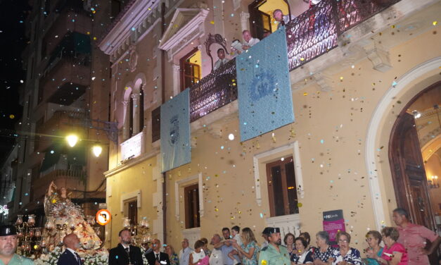 La Virgen de la Asunción procesiona entre la multitud, pétalos y cánticos