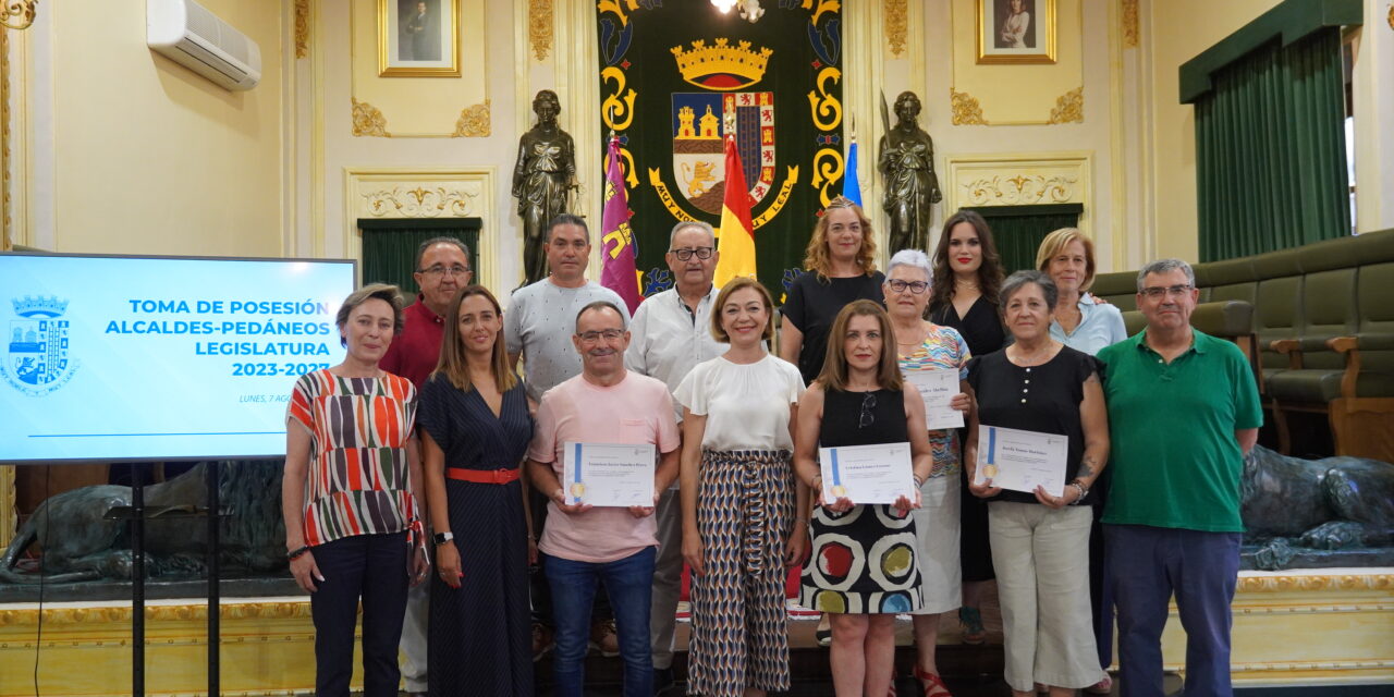 Los alcaldes pedáneos toman posesión oficial de sus cargos y firman su diploma de servicios