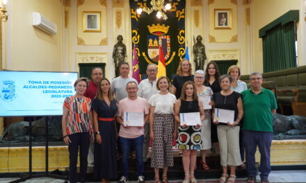 Los alcaldes pedáneos toman posesión oficial de sus cargos y firman su diploma de servicios