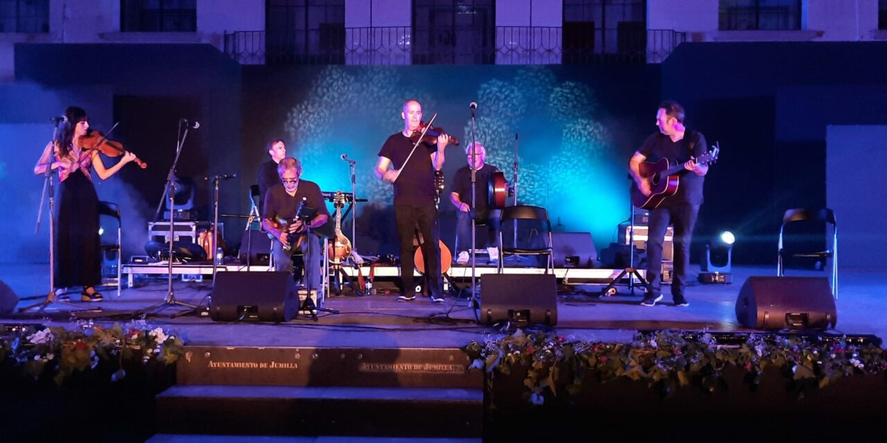 La banda gallega Milladoiro ameniza una Velada Folk que llena la Glorieta