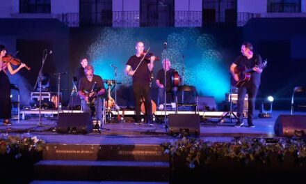 La banda gallega Milladoiro ameniza una Velada Folk que llena la Glorieta