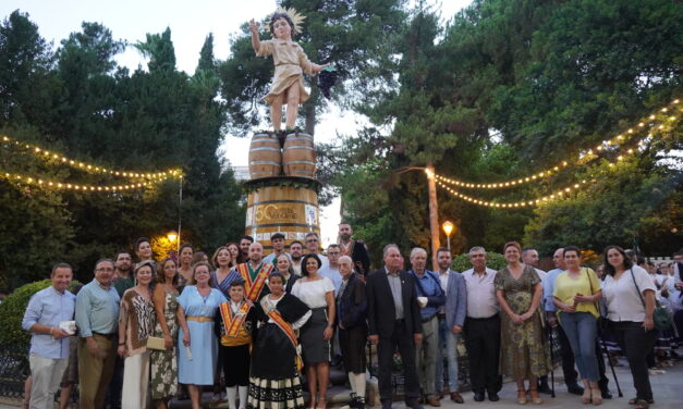 La Feria echaba andar junto a la mano de la Virgen de la Asunción, el Folklore y las Peñas